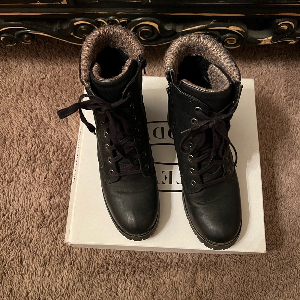 Steve Madden black leather “command” women’s bootie - Picture 2 of 3